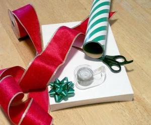 пазл Рождественские подарки с декоративной ленты и ножницы